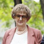 15.06.2020 Kielce. Złożenie wieńców pod pomnikiem 2 Pułku Artylerii Lekkiej Legionów przy ulicy Kusocińskiego.  Danuta Żbikowska, założycielka Stowarzyszenia Rodzin i Sympatyków 2. Pułku Artylerii Lekkiej Legionów / Jarosław Kubalski / Radio Kielce