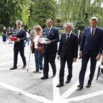 15.06.2020 Kielce. Zapalenie zniczy pod tablicą upamiętniającą 2 Pułk Artylerii Lekkiej Legionów na Stadionie. Od lewej: senator Krzysztof Słoń, prezes Stowarzyszenia Rodzin i Sympatyków 2. Pułku Artylerii Lekkiej Legionów Danuta Żbikowska, szef Urzędu do Spraw Kombatantów i Osób Represjonowanych Jan Józef Kasprzyk, wojewoda Zbigniew Koniusz i prezydent Bogdan Wenta / Jarosław Kubalski / Radio Kielce