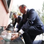 15.06.2020 Kielce. Zapalenie zniczy pod tablicą upamiętniającą 2 Pułk Artylerii Lekkiej Legionów na Stadionie. Senator Krzysztof Słoń i  szef Urzędu do Spraw Kombatantów i Osób Represjonowanych Jan Józef Kasprzyk / Jarosław Kubalski / Radio Kielce