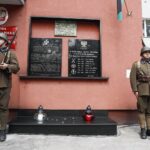 15.06.2020 Kielce. Zapalenie zniczy pod tablicą upamiętniającą 2 Pułk Artylerii Lekkiej Legionów na Stadionie / Jarosław Kubalski / Radio Kielce