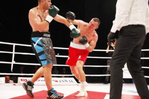 26.06.2020. Kielce. II gala Suzuki Boxing Night. Walka wieczoru. Mateusz Masternak (w czerwonych spodenkach) - Sierhy Radczenko / Jarosław Kubalski / Radio Kielce