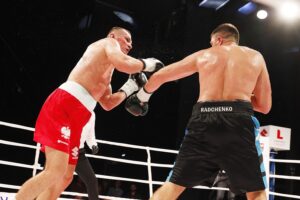 26.06.2020. Kielce. II gala Suzuki Boxing Night. Walka wieczoru. Mateusz Masternak (w czerwonych spodenkach) - Sierhy Radczenko / Jarosław Kubalski / Radio Kielce