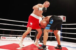 26.06.2020. Kielce. II gala Suzuki Boxing Night. Walka wieczoru. Mateusz Masternak (w czerwonych spodenkach) - Sierhy Radczenko / Jarosław Kubalski / Radio Kielce