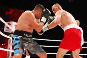 26.06.2020. Kielce. II gala Suzuki Boxing Night. Walka wieczoru. Mateusz Masternak (w czerwonych spodenkach) - Sierhy Radczenko / Jarosław Kubalski / Radio Kielce