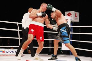 26.06.2020. Kielce. II gala Suzuki Boxing Night. Walka wieczoru. Mateusz Masternak (w czerwonych spodenkach) - Sierhy Radczenko / Jarosław Kubalski / Radio Kielce