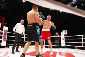 26.06.2020. Kielce. II gala Suzuki Boxing Night. Walka wieczoru. Mateusz Masternak (w czerwonych spodenkach) - Sierhy Radczenko / Jarosław Kubalski / Radio Kielce