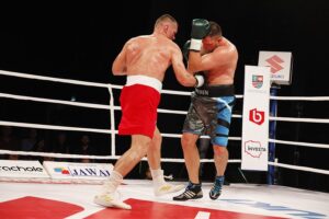 26.06.2020. Kielce. II gala Suzuki Boxing Night. Walka wieczoru. Mateusz Masternak (w czerwonych spodenkach) - Sierhy Radczenko / Jarosław Kubalski / Radio Kielce