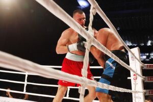 26.06.2020. Kielce. II gala Suzuki Boxing Night. Walka wieczoru. Mateusz Masternak (w czerwonych spodenkach) - Sierhy Radczenko / Jarosław Kubalski / Radio Kielce