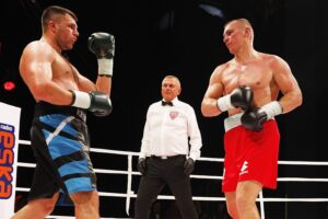 26.06.2020. Kielce. II gala Suzuki Boxing Night. Walka wieczoru. Mateusz Masternak (w czerwonych spodenkach) - Sierhy Radczenko / Jarosław Kubalski / Radio Kielce