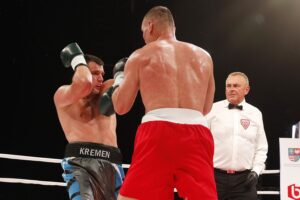 26.06.2020. Kielce. II gala Suzuki Boxing Night. Walka wieczoru. Mateusz Masternak (w czerwonych spodenkach) - Sierhy Radczenko / Jarosław Kubalski / Radio Kielce