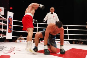 26.06.2020. Kielce. II gala Suzuki Boxing Night. Walka wieczoru. Mateusz Masternak (w czerwonych spodenkach) - Sierhy Radczenko / Jarosław Kubalski / Radio Kielce