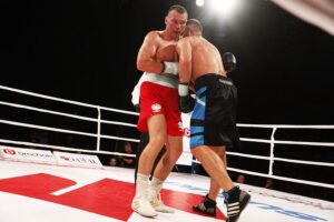 26.06.2020. Kielce. II gala Suzuki Boxing Night. Walka wieczoru. Mateusz Masternak (w czerwonych spodenkach) - Sierhy Radczenko / Jarosław Kubalski / Radio Kielce