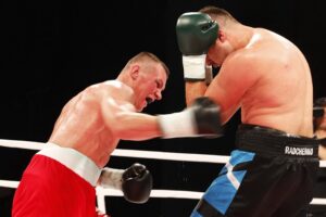 26.06.2020. Kielce. II gala Suzuki Boxing Night. Walka wieczoru. Mateusz Masternak (w czerwonych spodenkach) - Sierhy Radczenko / Jarosław Kubalski / Radio Kielce