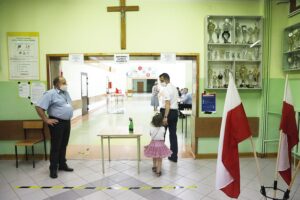 28.06.2020 Kielce. Wybory prezydenckie. Obwodowa komisja wyborcza nr 6 i 40 / Jarosław Kubalski / Radio Kielce