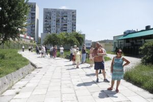 28.06.2020 Kielce. Wybory prezydenckie. Obwodowa komisja wyborcza nr 48. Kolejka / Jarosław Kubalski / Radio Kielce