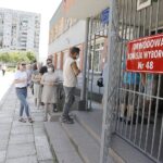 28.06.2020 Kielce. Wybory prezydenckie. Obwodowa komisja wyborcza nr 48. Kolejka / Jarosław Kubalski / Radio Kielce