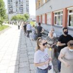 28.06.2020 Kielce. Wybory prezydenckie. Obwodowa komisja wyborcza nr 48. Kolejka / Jarosław Kubalski / Radio Kielce