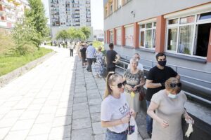 28.06.2020 Kielce. Wybory prezydenckie. Obwodowa komisja wyborcza nr 48. Kolejka / Jarosław Kubalski / Radio Kielce