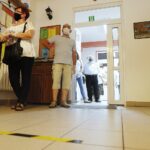 28.06.2020 Kielce. Wybory prezydenckie. Obwodowa komisja wyborcza nr 48. Kolejka / Jarosław Kubalski / Radio Kielce