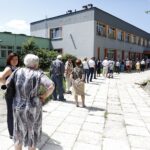 28.06.2020 Kielce. Wybory prezydenckie. Obwodowa komisja wyborcza nr 48. Kolejka / Jarosław Kubalski / Radio Kielce