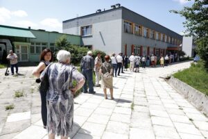 28.06.2020 Kielce. Wybory prezydenckie. Obwodowa komisja wyborcza nr 48. Kolejka / Jarosław Kubalski / Radio Kielce