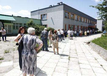 28.06.2020 Kielce. Wybory prezydenckie. Obwodowa komisja wyborcza nr 48. Kolejka / Jarosław Kubalski / Radio Kielce