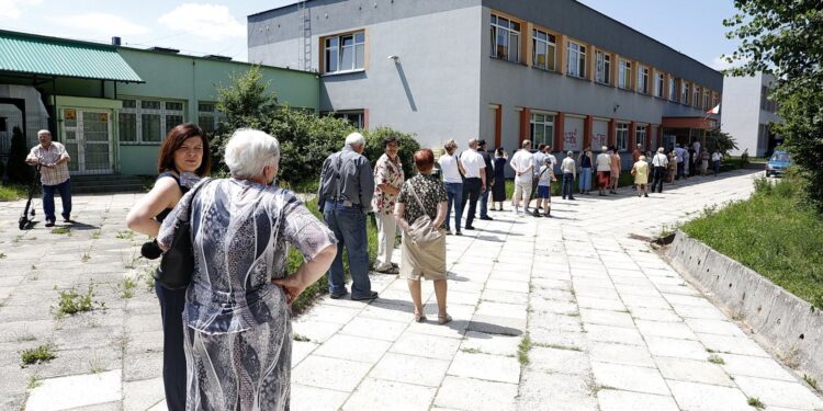 28.06.2020 Kielce. Wybory prezydenckie. Obwodowa komisja wyborcza nr 48. Kolejka / Jarosław Kubalski / Radio Kielce