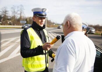 17.11.2019 Górno. Policja. Kontrola drogowa. Alkomat / Jarosław Kubalski / Radio Kielce