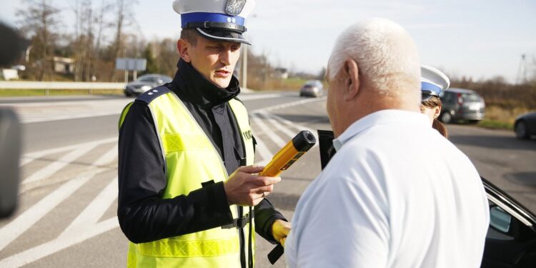 17.11.2019 Górno. Policja. Kontrola drogowa. Alkomat / Jarosław Kubalski / Radio Kielce