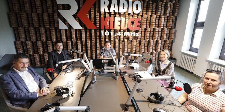 08.06.2020 Radio Kielce. Punkty Widzenia. Na zdjęciu (od lewej): Jarosław Karyś - wiceprzewodniczący Rady Miasta Kielce, Kamil Suchański - przewodniczący Rady Miasta Kielce, red. Robert Szumielewicz - Radio Kielce, dr Magdalena Piłat-Borcuch - socjolog UJK i Anna Kibortt - radna Rady Miasta Kielce / Jarosław Kubalski / Radio Kielce