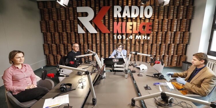 10.06.2020 Radio Kielce. Punkty Widzenia. Na zdjęciu (od lewej): dr Magdalena Piłat-Borcuch - socjolog UJK, ks. dr Mirosław Cisowski - rzecznik diecezji kieleckiej, red. Michał Kita - Radio Kielce i dr Oskar Solarski - wojewódzki konsultant w dziedzinie alergologii  / Jarosław Kubalski / Radio Kielce