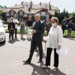 12.06.2020 Kiece. Zapalenie zniczy w miejscu pierwszych koszar 2. Pułku Artylerii Lekkiej Legionów. Wicewojewoda Rafał Nowak i prezes Stowarzyszenia Rodzin i Sympatyków 2. Pułku Artylerii Lekkiej Legionów Danuta Żbikowska / Jarosław Kubalski / Radio Kielce