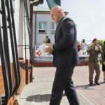 12.06.2020 Kiece. Zapalenie zniczy w miejscu pierwszych koszar 2. Pułku Artylerii Lekkiej Legionów. Wicewojewoda Rafał Nowak / Jarosław Kubalski / Radio Kielce