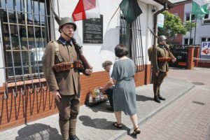 12.06.2020 Kiece. Zapalenie zniczy w miejscu pierwszych koszar 2. Pułku Artylerii Lekkiej Legionów / Jarosław Kubalski / Radio Kielce