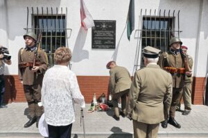 12.06.2020 Kiece. Zapalenie zniczy w miejscu pierwszych koszar 2. Pułku Artylerii Lekkiej Legionów / Jarosław Kubalski / Radio Kielce