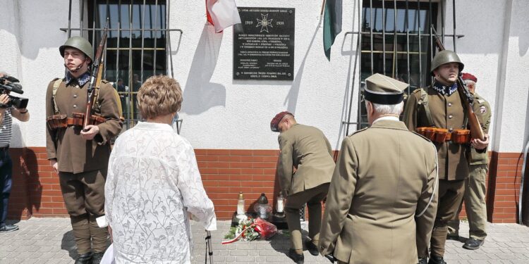 12.06.2020 Kiece. Zapalenie zniczy w miejscu pierwszych koszar 2. Pułku Artylerii Lekkiej Legionów / Jarosław Kubalski / Radio Kielce