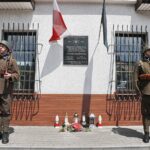 12.06.2020 Kiece. Zapalenie zniczy w miejscu pierwszych koszar 2. Pułku Artylerii Lekkiej Legionów / Jarosław Kubalski / Radio Kielce