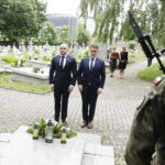 14.06.2020 Kielce. Złożenie kwiatów pod pomnikiem pomordowanych i zmarłych w niemieckich obozach koncentracyjnych. Wicewojewoda Rafał Nowak i senator Krzysztof Słoń / Jarosław Kubalski / Radio Kielce