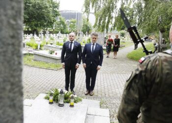 14.06.2020 Kielce. Złożenie kwiatów pod pomnikiem pomordowanych i zmarłych w niemieckich obozach koncentracyjnych. Wicewojewoda Rafał Nowak i senator Krzysztof Słoń / Jarosław Kubalski / Radio Kielce