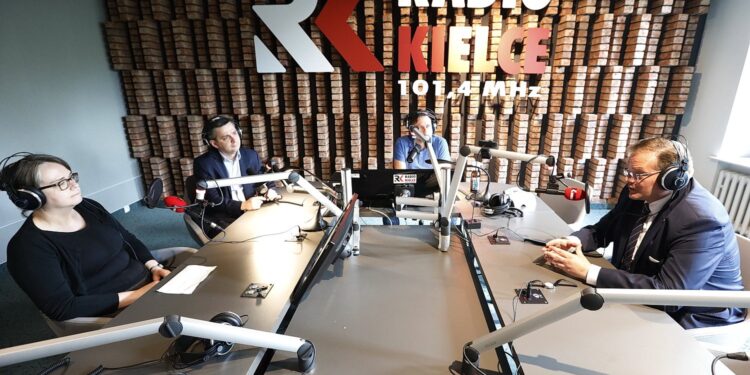 15.06.2020 Radio Kielce. Punkty Widzenia. Od lewej:  Edyta Krężołek z Centrum Edukacyjnego Przystanek Historia IPN w Kielcach, Tomasz Osowski - historyk, Robert Szumielewicz - prowadzący audycje i Jan Józef Kasprzyk - szef Urzędu do Spraw Kombatantów i Osób Represjonowanych / Jarosław Kubalski / Radio Kielce