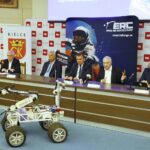 16.06.2020 Kielce.Konferencja na PŚk dotycząca zawodów łazików marsjańskich. Od lewej: prezydent Kielc Bogdan Wenta, marszałek Andrzej Bętkowski, rektor PŚk Wiesław Trąmpczyński, prezes Europejskiej Fundacji Kosmicznej Łukasz Wilczyński, poseł Krzysztof Lipiec i prezes Specjalnej Strefy Ekonomicznej "Starachowice" Marcin Perz / Jarosław Kubalski / Radio Kielce