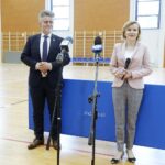 22.06.2020 Kielce. Hala sportowa X Liceum Mistrzostwa Sportowego. Wiceminister Anna Krupka wręczyła dofinansowania dla klubów sportowych w regionie. Towarzyszył jej senator Krzysztof Słoń / Jarosław Kubalski / Radio Kielce