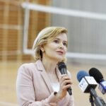 22.06.2020 Kielce. Hala sportowa X Liceum Mistrzostwa Sportowego. Wiceminister Anna Krupka wręczyła dofinansowania dla klubów sportowych w regionie. Towarzyszył jej senator Krzysztof Słoń / Jarosław Kubalski / Radio Kielce