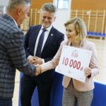 22.06.2020 Kielce. Hala sportowa X Liceum Mistrzostwa Sportowego. Wiceminister Anna Krupka wręczyła dofinansowania dla klubów sportowych w regionie. Towarzyszył jej senator Krzysztof Słoń / Jarosław Kubalski / Radio Kielce