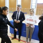 22.06.2020 Kielce. Hala sportowa X Liceum Mistrzostwa Sportowego. Wiceminister Anna Krupka wręczyła dofinansowania dla klubów sportowych w regionie. Towarzyszył jej senator Krzysztof Słoń / Jarosław Kubalski / Radio Kielce