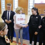 22.06.2020 Kielce. Hala sportowa X Liceum Mistrzostwa Sportowego. Wiceminister Anna Krupka wręczyła dofinansowania dla klubów sportowych w regionie. Towarzyszył jej senator Krzysztof Słoń / Jarosław Kubalski / Radio Kielce