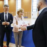 22.06.2020 Kielce. Hala sportowa X Liceum Mistrzostwa Sportowego. Wiceminister Anna Krupka wręczyła dofinansowania dla klubów sportowych w regionie. Towarzyszył jej senator Krzysztof Słoń / Jarosław Kubalski / Radio Kielce