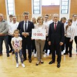 22.06.2020 Kielce. Hala sportowa X Liceum Mistrzostwa Sportowego. Wiceminister Anna Krupka wręczyła dofinansowania dla klubów sportowych w regionie. Towarzyszył jej senator Krzysztof Słoń / Jarosław Kubalski / Radio Kielce