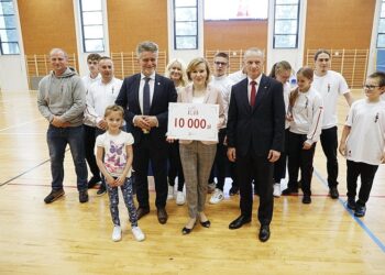 22.06.2020 Kielce. Hala sportowa X Liceum Mistrzostwa Sportowego. Wiceminister Anna Krupka wręczyła dofinansowania dla klubów sportowych w regionie. Towarzyszył jej senator Krzysztof Słoń / Jarosław Kubalski / Radio Kielce