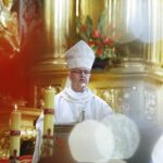 23.06.2020 Kielce. Msza święta w 35. rocznicę powstania kieleckiego koła  Stowarzyszenia św. Brata Alberta. Biskup Jan Piotrowski / Jarosław Kubalski / Radio Kielce